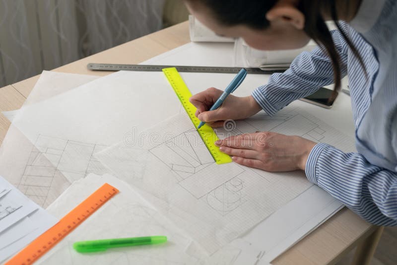 L'architetto dello studente disegna le forme geometriche, pratica di progettazione fotografie stock libere da diritti L'architetto dello studente disegna le forme geometriche, pratica di progettazione fotografie stock libere da diritti