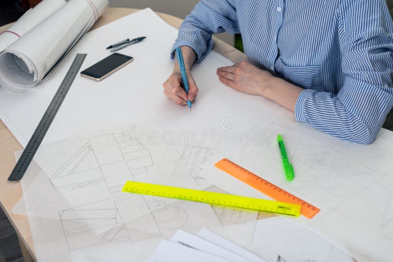 L'architetto dello studente disegna uno schizzo del lavoro fotografie stock libere da diritti L'architetto dello studente disegna uno schizzo del lavoro fotografie stock libere da diritti