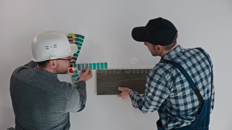 L'architetto sviluppatore e il costruttore selezionano i materiali per il completamento dell'appartamento. un costruttore maschio video d archivio