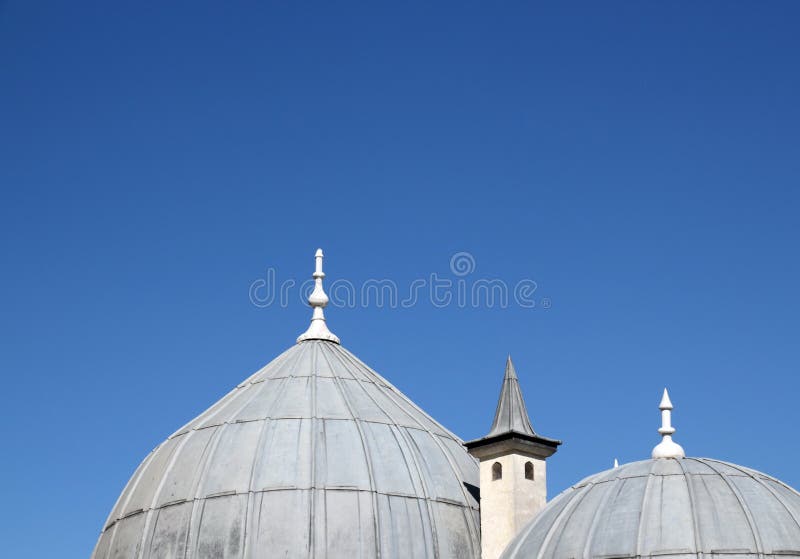 L'architettura ottomana domine della moschea con cielo blu immagine stock libera da diritti L'architettura ottomana domine della moschea con cielo blu immagine stock libera da diritti
