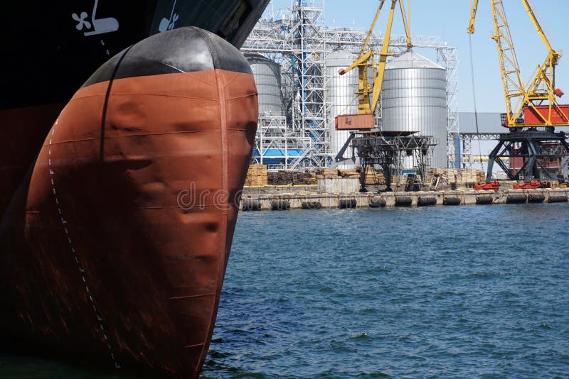 L'arco massiccio di grande nave, con la cupola di radar sopra la superficie dell'acqua con la gru, al porto marittimo immagine stock libera da diritti L'arco massiccio di grande nave, con la cupola di radar sopra la superficie dell'acqua con la gru, al porto marittimo immagine stock libera da diritti