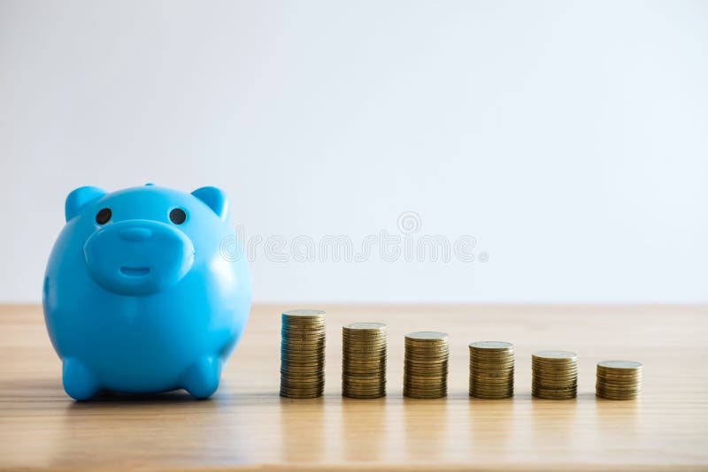 L'argent économisant pour l'avenir, piles de pièce de monnaie pour intensifient des affaires croissantes au bénéfice et l'économi image stock L'argent économisant pour l'avenir, piles de pièce de monnaie pour intensifient des affaires croissantes au bénéfice et l'économi image stock