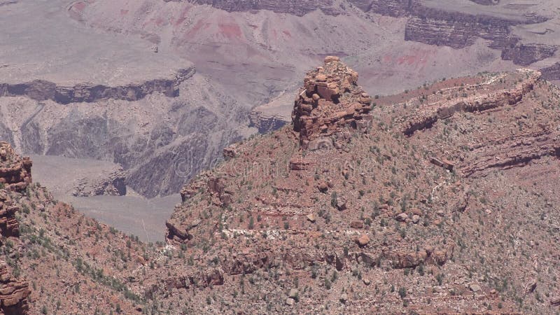 L'Arizona, Grand Canyon, A étroit d'un dôme de roche au milieu de Grand Canyon banque de vidéos