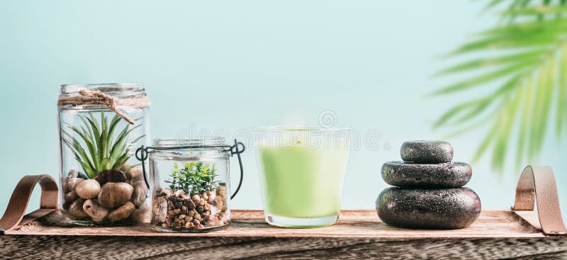 L'arrangement de STATION THERMALE avec des bougies massent les pierres chaudes et les usines succulentes sur le plateau au fond b photographie stock L'arrangement de STATION THERMALE avec des bougies massent les pierres chaudes et les usines succulentes sur le plateau au fond b photographie stock