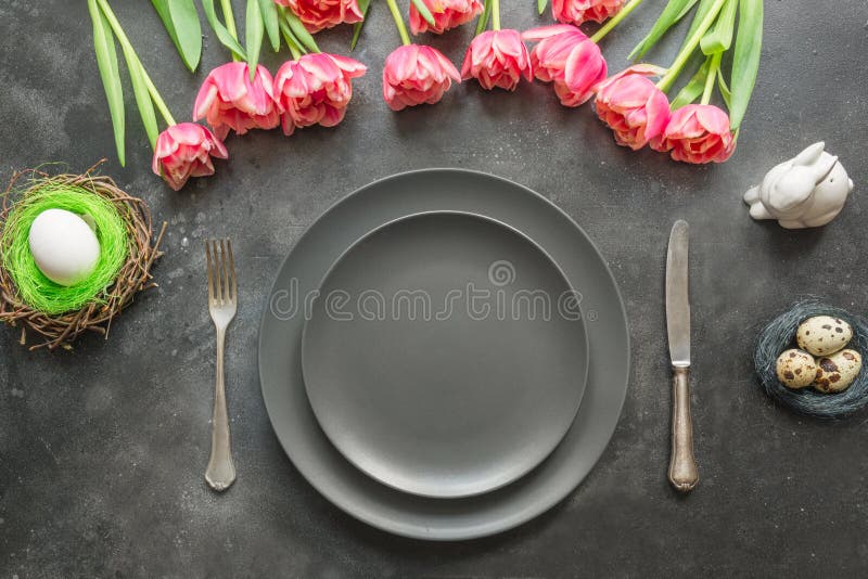 L'arrangement de table de Pâques avec des oeufs nichent et tulipe comme décor sur l'obscurité Vue supérieure photographie stock libre de droits L'arrangement de table de Pâques avec des oeufs nichent et tulipe comme décor sur l'obscurité Vue supérieure photographie stock libre de droits