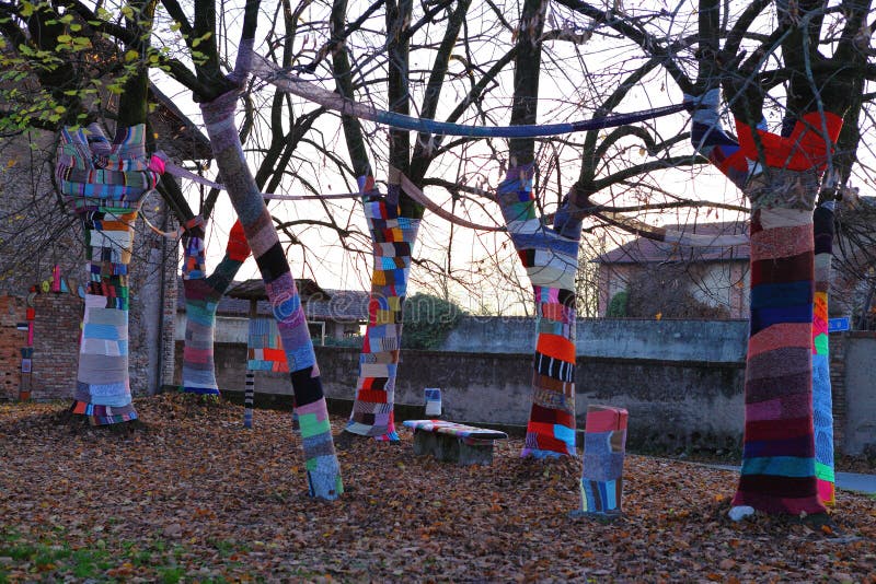 L'arte della gente ha coperto di lana ha colorato gli alberi