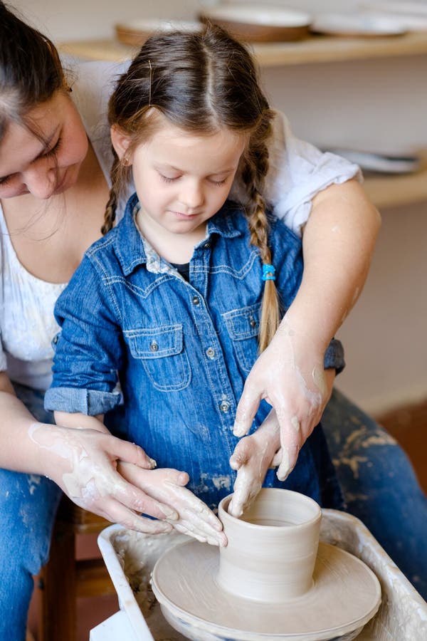 L'artisan de métier d'atelier de poterie enseignent l'argile d'enfant photographie stock L'artisan de métier d'atelier de poterie enseignent l'argile d'enfant photographie stock