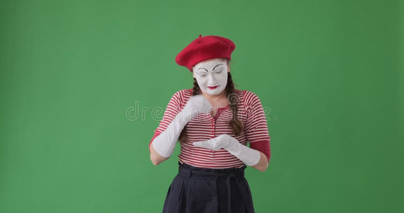 L'artiste de pantomime pleurer sur le fond vert banque de vidéos
