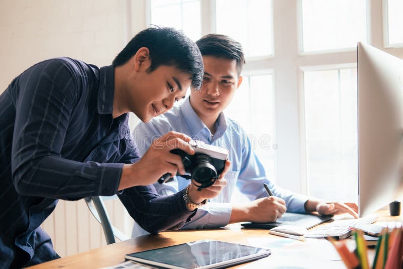 L'artiste de photo et le desginer de graphique travaillent photographie stock L'artiste de photo et le desginer de graphique travaillent photographie stock