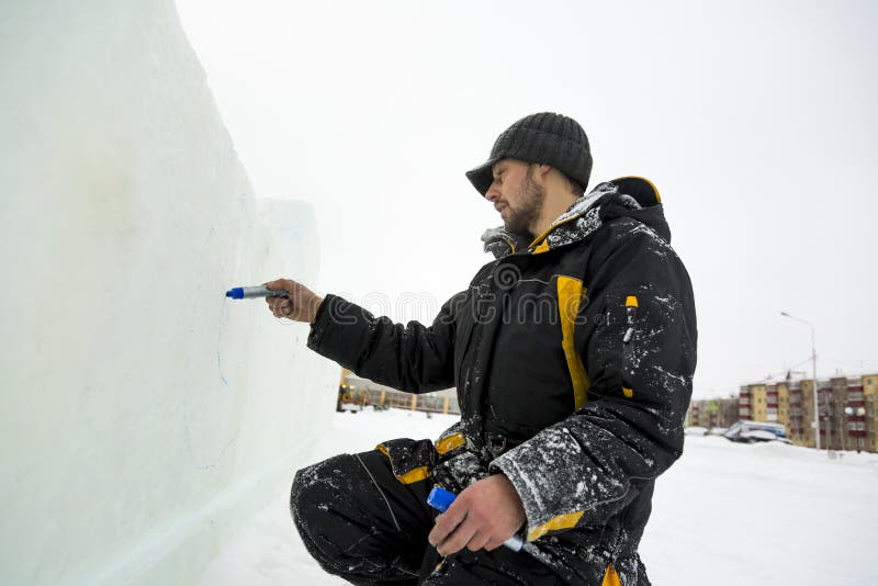 L'artiste dessine sur le bloc de glace images stock L'artiste dessine sur le bloc de glace images stock