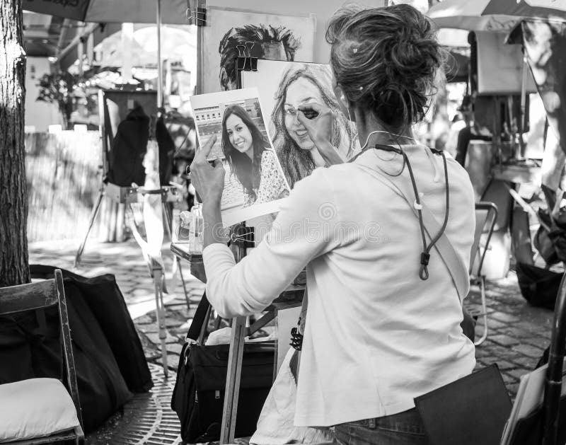 L'artiste esquisse le portrait de la photographie, Place du Tertre, Montmartre, Paris photo libre de droits L'artiste esquisse le portrait de la photographie, Place du Tertre, Montmartre, Paris photo libre de droits