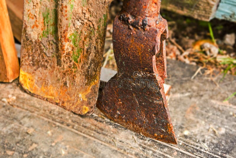 L'ascia e la pala arrugginite è vicine fotografie stock libere da diritti L'ascia e la pala arrugginite è vicine fotografie stock libere da diritti