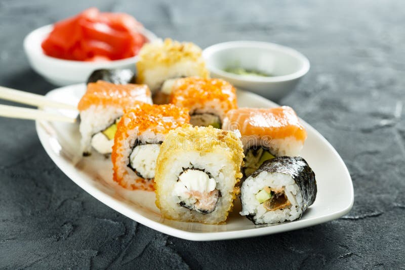 L'Asiatique fait maison roule sur le plat blanc images libres de droits L'Asiatique fait maison roule sur le plat blanc images libres de droits