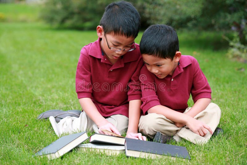 Enfants Jouant Avec Des Bulles De Savon Photo stock - Image du pièce,  environnement: 20198538