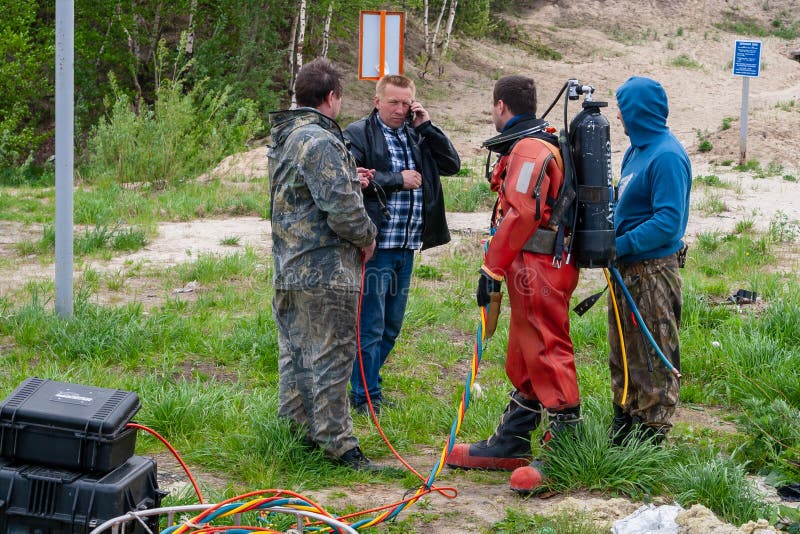 Surgut, Russie, 06 10 2019 : L'assistant aide le plongeur à mettre dessus un ballon avec l'air comprimé