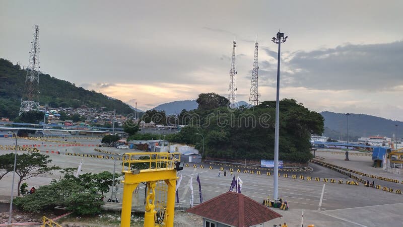 L'atmosfera della vista del porto di merak bakauheni in mattinata immagini stock libere da diritti