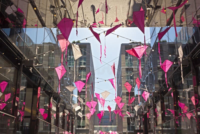L'atmosfera festiva della molla del centro urbano di CC accompagna gli eventi del fiore di ciliegia in Washington DC, U.S.A. fotografia stock L'atmosfera festiva della molla del centro urbano di CC accompagna gli eventi del fiore di ciliegia in Washington DC, U.S.A. fotografia stock