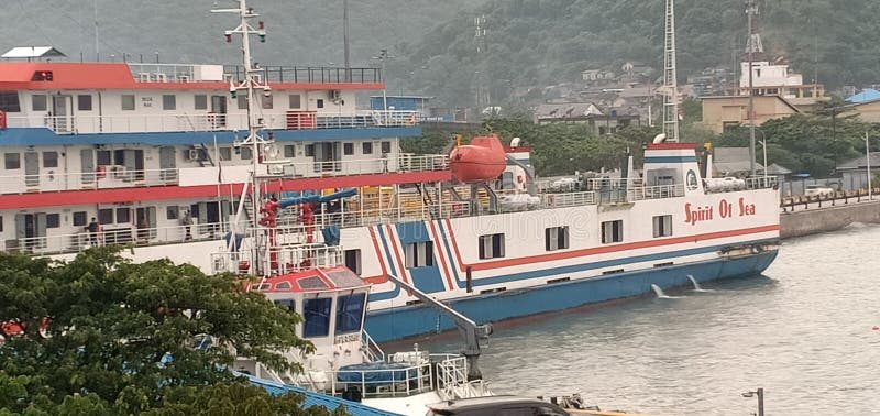 L'atmosfera prima della partenza del traghetto nel porto di bakauheni merak lampung la mattina prima di mezzogiorno immagine stock libera da diritti