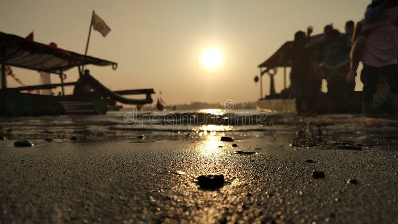 l'atmosphère crépusculaire sur la lagune presse de la plage au coucher du soleil est si belle avec des couleurs d'or images libres de droits l'atmosphère crépusculaire sur la lagune presse de la plage au coucher du soleil est si belle avec des couleurs d'or images libres de droits