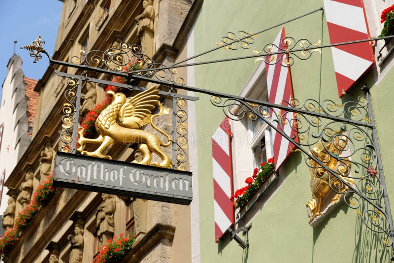 L'attaccatura del ferro battuto firma dentro il der Tauber, Germania del ob di Rothenburg immagini stock L'attaccatura del ferro battuto firma dentro il der Tauber, Germania del ob di Rothenburg immagini stock
