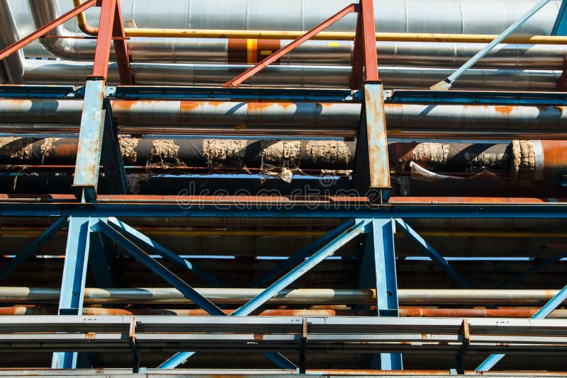 L'attrezzatura di raffinazione dell'olio immagine stock libera da diritti L'attrezzatura di raffinazione dell'olio immagine stock libera da diritti