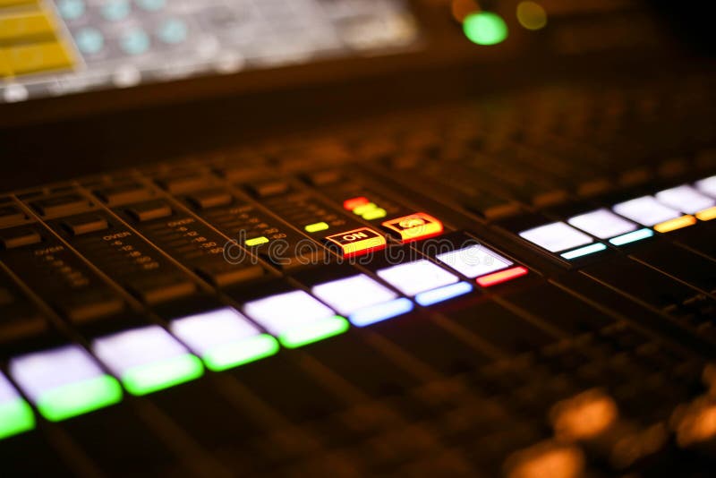 L'attrezzatura per controllo del tecnico del suono nella stazione televisiva dello studio, l'audio e lo scambista di produzione d immagini stock libere da diritti L'attrezzatura per controllo del tecnico del suono nella stazione televisiva dello studio, l'audio e lo scambista di produzione d immagini stock libere da diritti