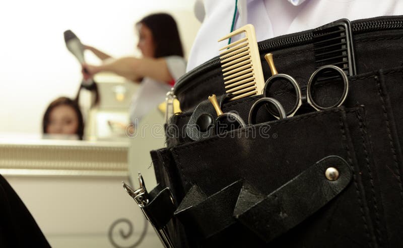 L'attrezzatura professionale foggia il parrucchiere degli accessori nel salone di bellezza dei capelli fotografia stock libera da diritti L'attrezzatura professionale foggia il parrucchiere degli accessori nel salone di bellezza dei capelli fotografia stock libera da diritti