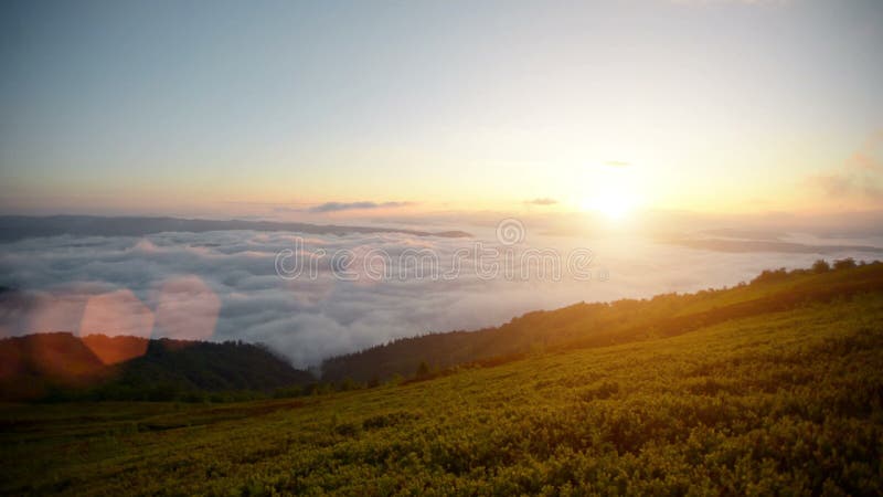 L'aube brillante de sommet au-dessus du nuage débordant ondule, disque rouge du soleil clips vidéos