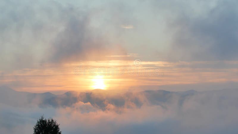 L'aube brillante de sommet au-dessus du nuage débordant ondule, disque rouge du soleil banque de vidéos