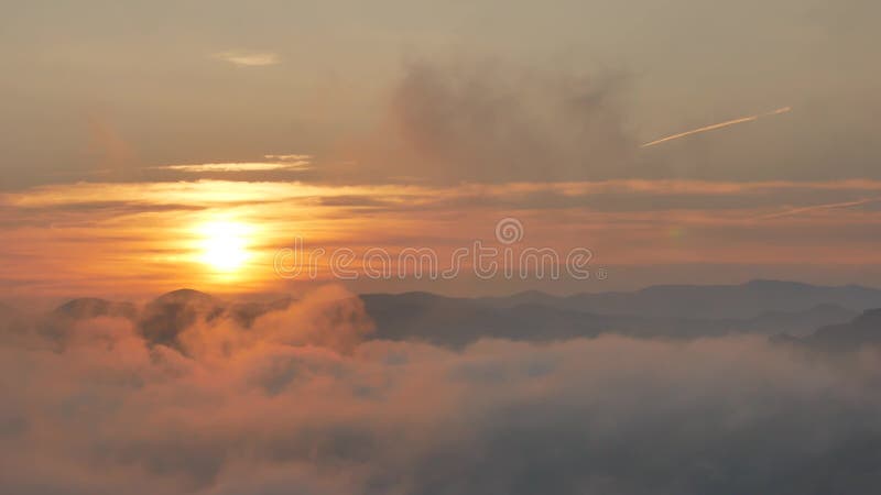 L'aube brillante de sommet au-dessus du nuage débordant ondule, disque rouge du soleil clips vidéos