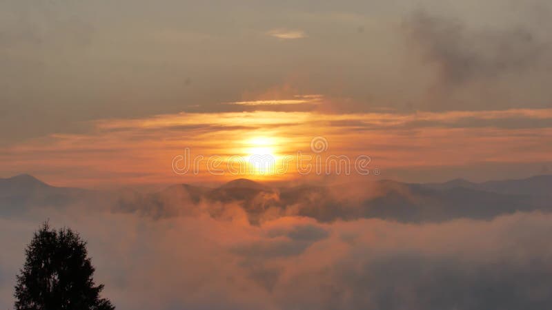 L'aube brillante de sommet au-dessus du nuage débordant ondule, disque rouge du soleil banque de vidéos
