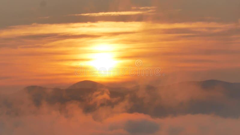 L'aube brillante de sommet au-dessus du nuage débordant ondule, disque rouge du soleil clips vidéos