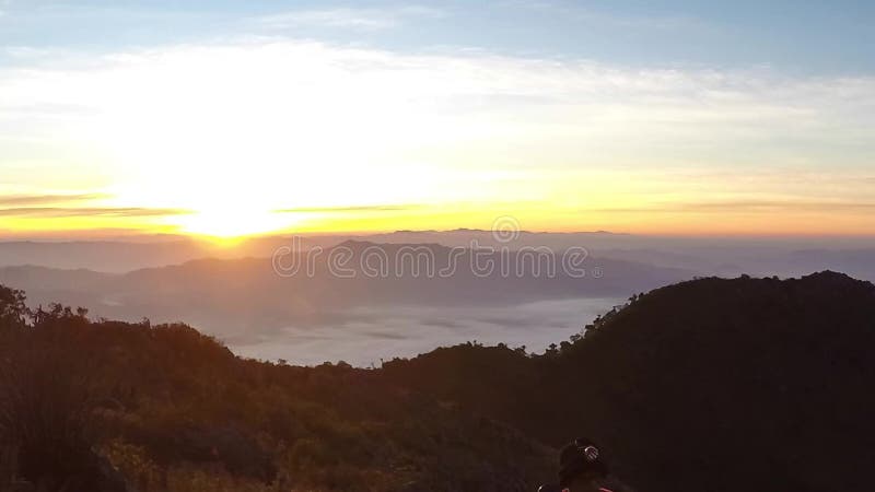 L'aube brillante de sommet au-dessus du nuage débordant ondule, laps de temps rouge de disque du soleil banque de vidéos