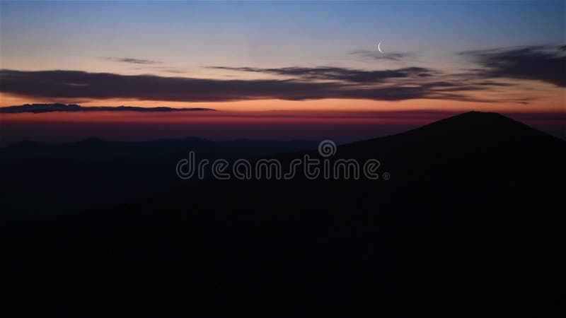 L'aube brillante de sommet au-dessus du nuage débordant ondule, laps de temps rouge de disque du soleil dans HDR banque de vidéos