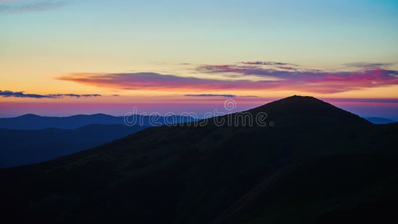 L'aube brillante de sommet au-dessus du nuage débordant ondule, laps de temps rouge de disque du soleil dans HDR banque de vidéos