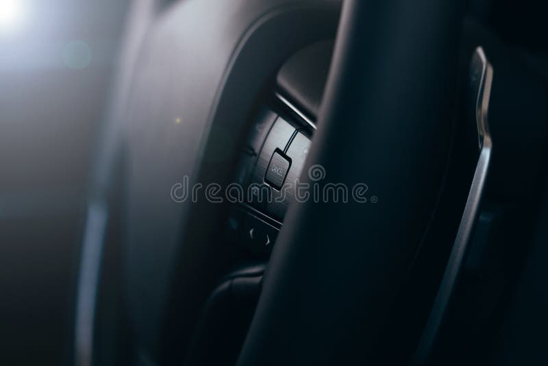 L'audio controllo si abbottona sul volante di un'automobile moderna fotografie stock libere da diritti L'audio controllo si abbottona sul volante di un'automobile moderna fotografie stock libere da diritti