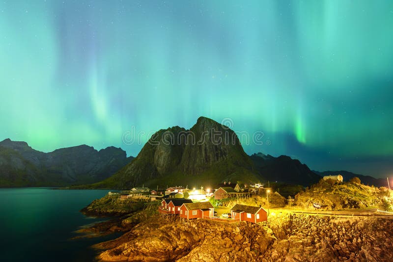 L'aurore au-dessus du village de Hamnoy, Lofoten, Norvège photos stock L'aurore au-dessus du village de Hamnoy, Lofoten, Norvège photos stock