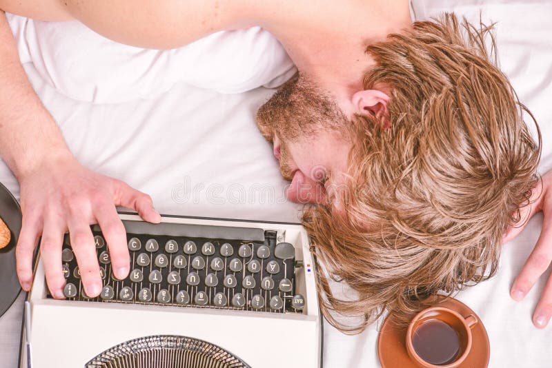 L'auteur a ?bouriff? des cheveux tombent endormi tandis qu'?crivez le livre Le bourreau de travail tombent endormi Homme avec le image libre de droits L'auteur a ?bouriff? des cheveux tombent endormi tandis qu'?crivez le livre Le bourreau de travail tombent endormi Homme avec le image libre de droits