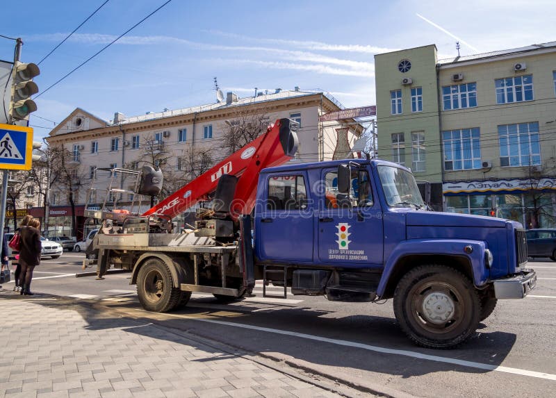 L'automobile tecnica del centro dell'organizzazione di traffico sta sulla via della città fotografie stock libere da diritti L'automobile tecnica del centro dell'organizzazione di traffico sta sulla via della città fotografie stock libere da diritti