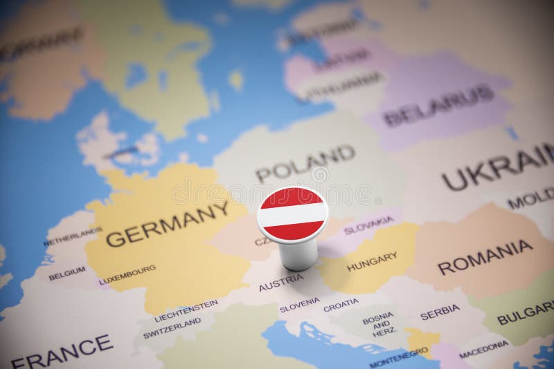 L'Autriche a identifié par un drapeau sur la carte photos libres de droits L'Autriche a identifié par un drapeau sur la carte photos libres de droits