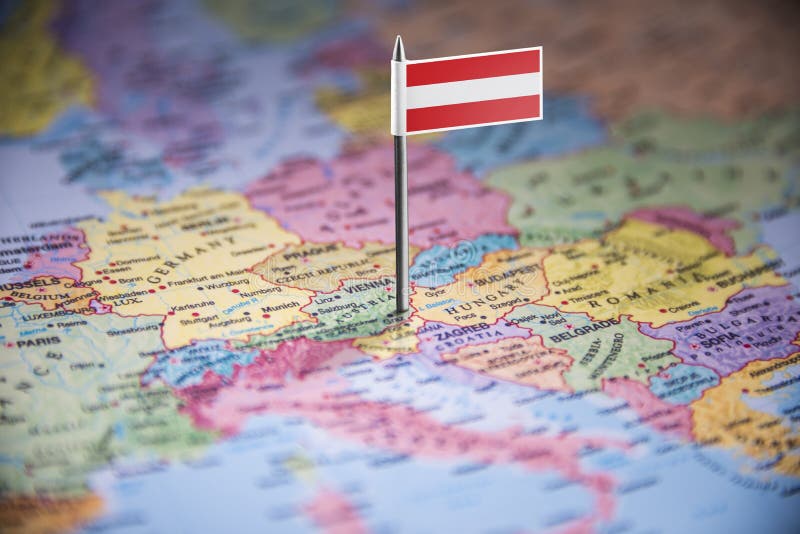 L'Autriche a identifié par un drapeau sur la carte images stock L'Autriche a identifié par un drapeau sur la carte images stock