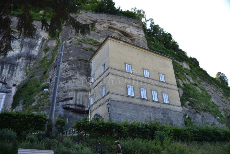 L'Autriche, Salzbourg, maison dans la montagne, Alpes, architecture, installation, ville, confortable, tourisme, Mozart image libre de droits L'Autriche, Salzbourg, maison dans la montagne, Alpes, architecture, installation, ville, confortable, tourisme, Mozart image libre de droits