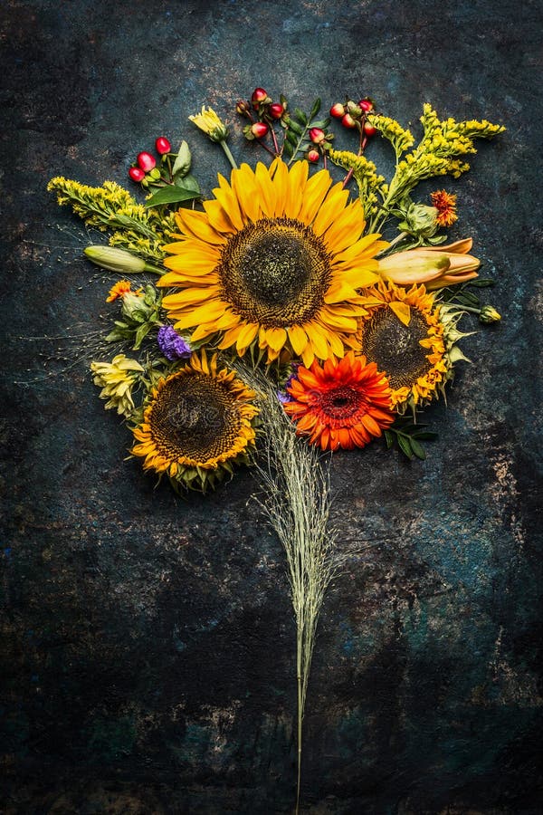 L'autunno fiorisce il mazzo con i girasoli su fondo d'annata scuro fotografia stock L'autunno fiorisce il mazzo con i girasoli su fondo d'annata scuro fotografia stock