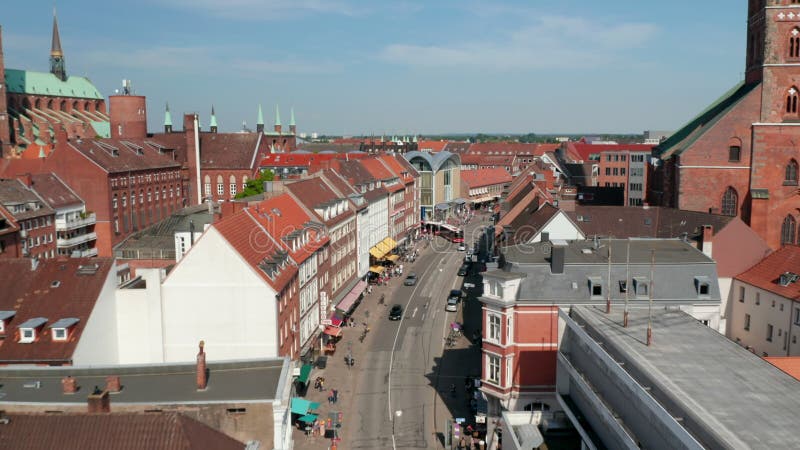 L'avant survole la rue dans la ville historique. vue aérienne de différents bâtiments le long de la rue. luebeck schleswigholstein