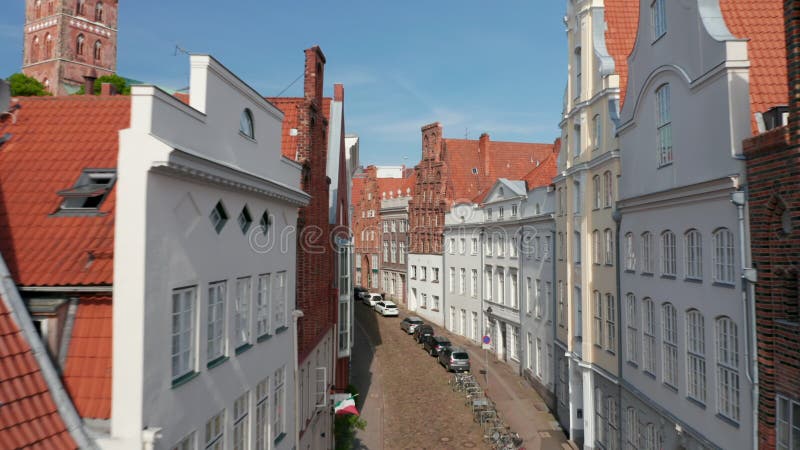 L'avant traverse une rue incurvée historique dans le centre-ville médiéval. maisons anciennes avec belle et bien entretenue