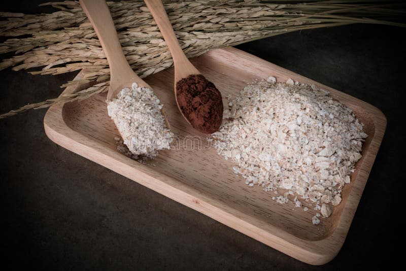 L'avena si sfalda miscelazione con la polvere dei Cochi sul desktop, prepara per sano fotografia stock L'avena si sfalda miscelazione con la polvere dei Cochi sul desktop, prepara per sano fotografia stock