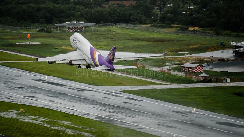 L'avion de Thai Airways, Boeing 747-400, décollent à l'air de phuket photos libres de droits L'avion de Thai Airways, Boeing 747-400, décollent à l'air de phuket photos libres de droits