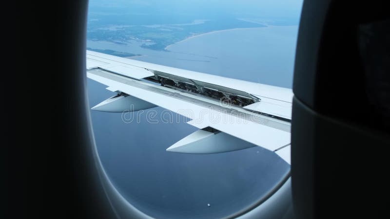 L'avion descend pour atterrir. Vue depuis la fenêtre de l'avion d'une aile avec spoiler ouvert en action. Démonstration clips vidéos