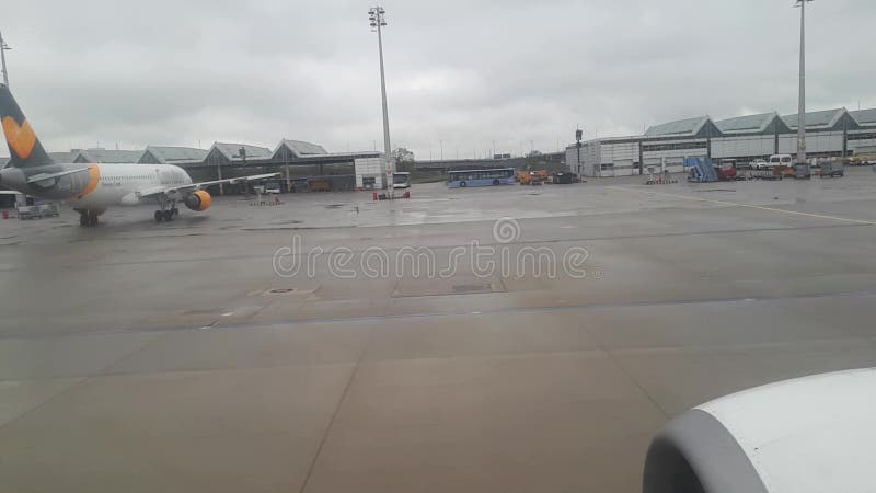 L'avion se déplace par la vue d'aéroport par la fenêtre des avions Avion à l'aéroport clips vidéos