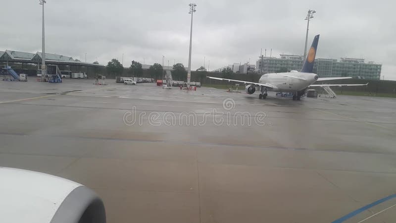 L'avion se déplace par la vue d'aéroport par la fenêtre des avions Avion à l'aéroport banque de vidéos